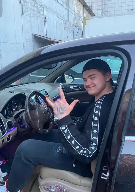 Даниил из Калтана, мне 18, познакомлюсь для открытые отношения