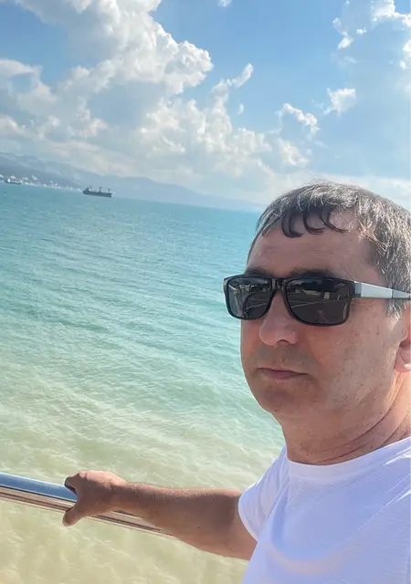 Артур из Буйнакска, мне 46, познакомлюсь для открытые отношения