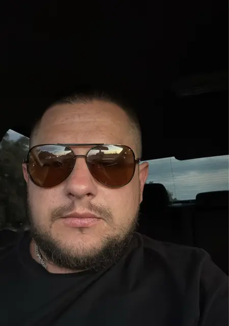 Александр из Строителя, ищу на сайте знакомства на одну ночь