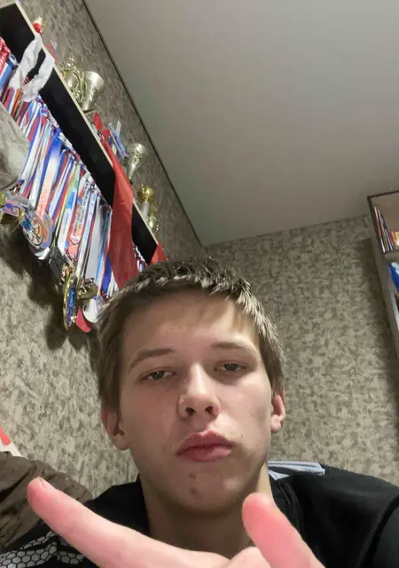 Я Кирилл, 19, из Воткинска, ищу знакомства на одну ночь