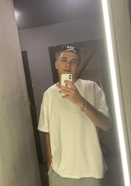 Я Гриша, 22, знакомлюсь без обязательств в Магадане