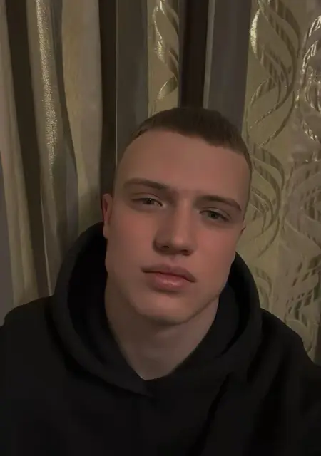 Я Виталик, 21, из Железногорска, ищу знакомства на одну ночь