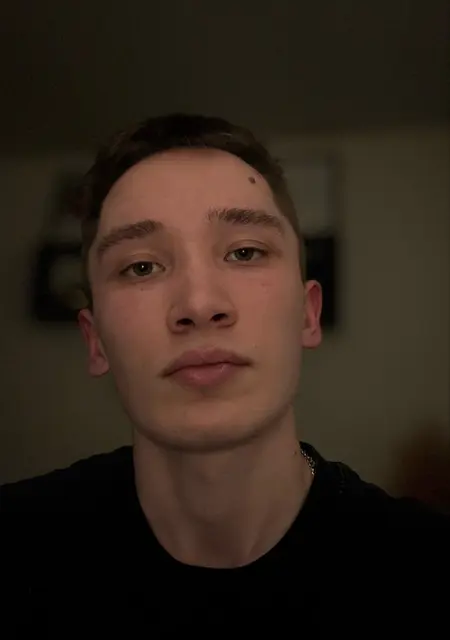 Я Тёма, 22, из Санкт-Петербурга, ищу знакомства без обязательств