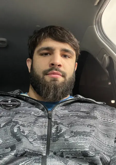 Адам из Кизляра, мне 26, познакомлюсь для общения